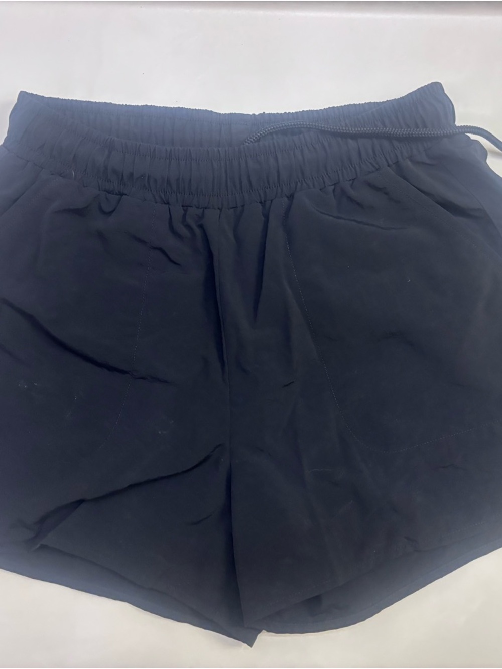 S ALO Yoga ALUMNI Black Athletic Shorts Elastic Waist Side Pockets NWOT Casual - Picture 3 of 7